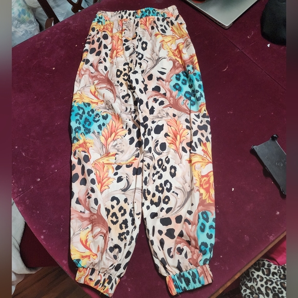 NWOT ... Leopard 🐆 Print joggers Pants - Picture 8 of 8